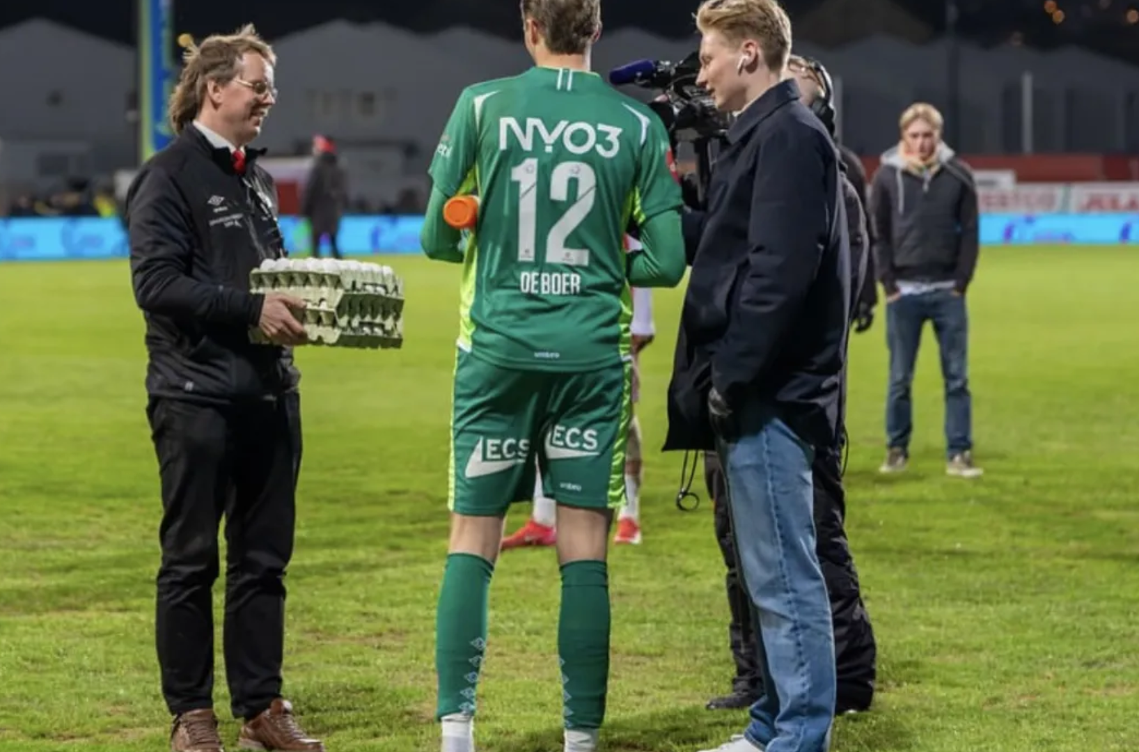 荣获当场最佳球员,奖品是四盒鸡蛋